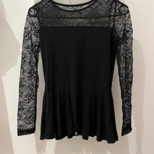 Lång ärmad tröja  - Jätte fin svart spets tröja. Jätte bra skick och är i storlek 146/ 152. 