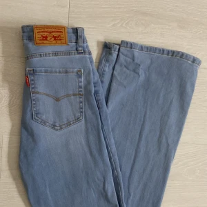 Bootcut jeans - Hej! Säljer dessa bootcut jeansen. Säljer då de inte riktigt passar mig. Storlek S och stretchiga. Högre i midjan. Skriv för bilder och frågor! 💘