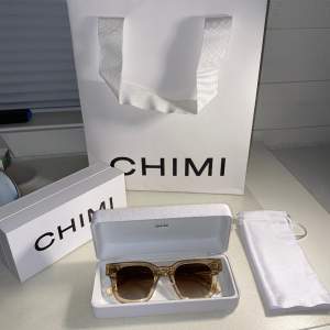 Säljer riktigt snygga och stiliga chimi 04 ecru. Passar perfekt och knappt använda.  9/10 skick Pris kan självklart diskuteras så hör av dig!
