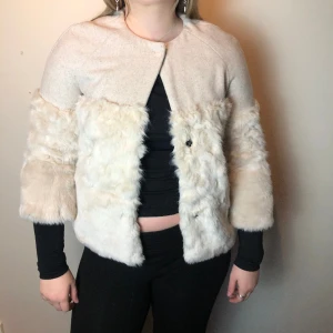 Beige kappa/jacka - Så fin med de olika texturerna!