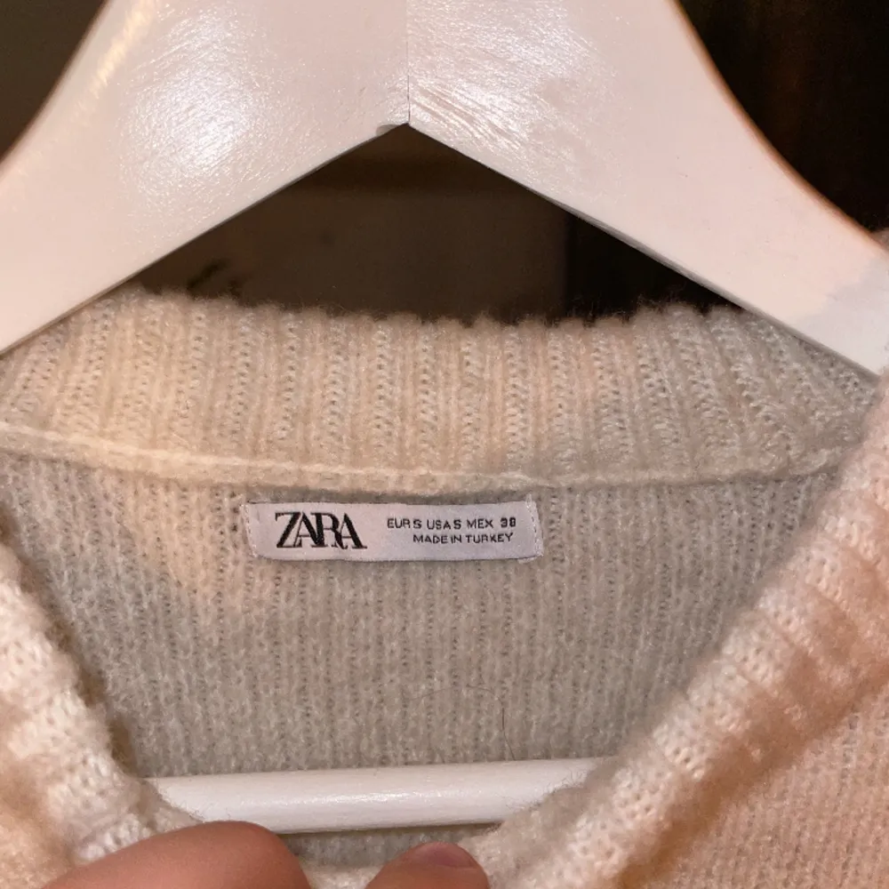 Stickad tröja från zara, vit/krämfärgad. Den är tjockt stickad och i ull. Som ny i storlek small. Pris kan diskuteras! . Stickat.