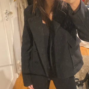 Zara kapppa💓 - Okej sick, som visas på sista bilden då det är hål vid axlarna och en knapp som saknas. Annars en fin lite kortare kappa i från zara💝