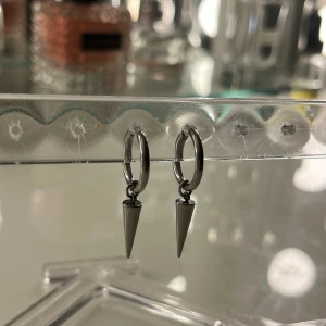 Fake Edblad örhängen - Säljer dessa jätte fina edvlad liknande örhängena. De är köpta från SHEIN för 25kr men säljer för 15kr. Finns inget tecken på användning, är rengjorda💗skriv för fler bilder/information. TRYCK INTE PÅ ”KÖP NU” UTAN KONTKTA MIG FÖRST!💗