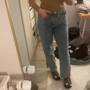 Ett par raka stora jeans som är 38 i storlek alltså M men de passar även i S