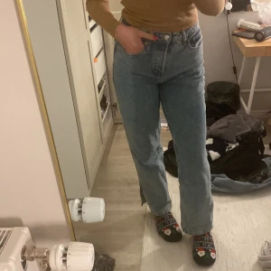 Ett par raka jeans  - Ett par raka stora jeans som är 38 i storlek alltså M men de passar även i S