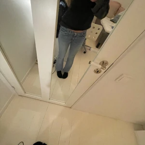 Lågmidjade jeans från Zara - Ett par jätte snygga lågmidjade jeans från zara i storlek 34/36 xs/s. Har valt att sälja dem eftersom att det är för korta i benen💗