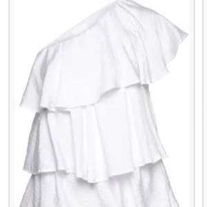 Söker denna vita volang klänning med en arm eller en liknande! Hör gärna av dig om du har en som du kan tänka dig att sälja! 