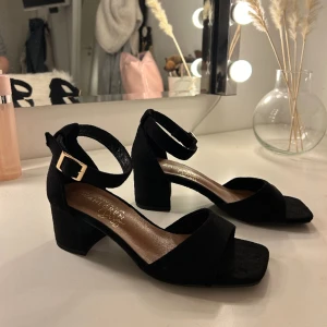 Klackskor  - Ett par svarta klackskor från Pernilla wahlgrens Kollektion. Aldrig använda, klacken är 5,5 cm 🤍