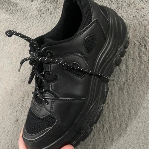 Säljer den för 200kr - en stilfull och trendig sko med en modern design. Den är tillverkad av högkvalitativt material som ger både komfort och hållbarhet. Perfekt för  att ge din outfit extra touch av stil