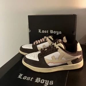 Lost boys skor - Storlek 46. Mycket fint skick 8/10. Två par snöre ingår. Hör av vid intresse. Tar emot byte.