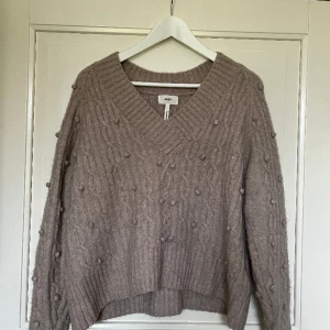 Stickad tröja - Väldigt fin stickad tröja från Object. Storlek S men passar dig som även har storlek M. Använd några gånger men bra skick 🩷