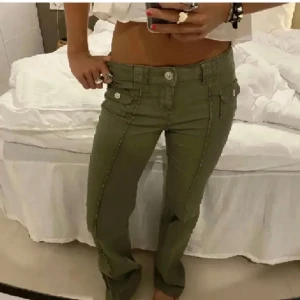 Gröna jeans! - Funderar på att sälja mina favorit jeans då som tyvärr inte används lika mycket. Såååå snygga och bekväma och är helt slutsålda överallt. Lånade bilder, skriv för egna bilder🥰 💘💘💘💘💘