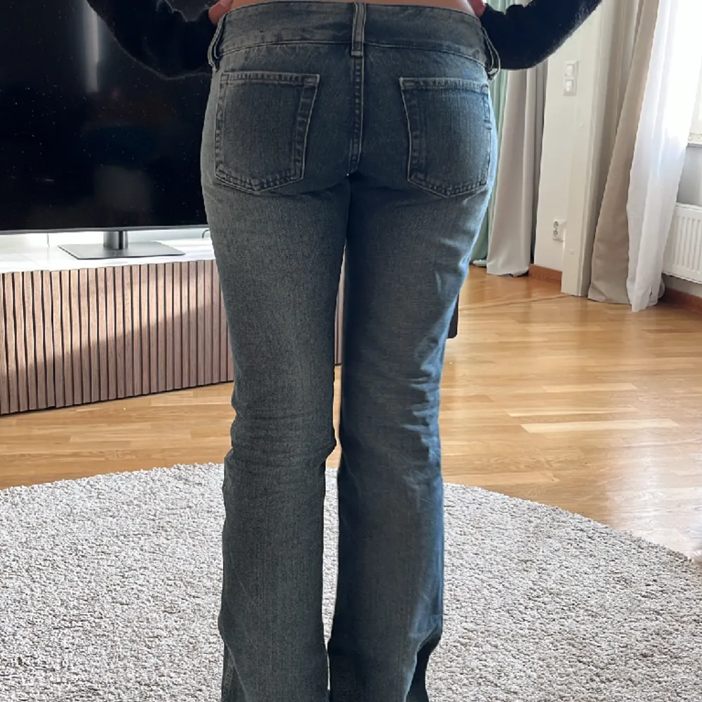 Skit snygga lågmidjade jeans från diesel😍😍älskar dessa men tyvärr för små för mig.  De är i storlek 28 men skulle säga XS eftersom tyget inte har någon stretch! Innerbenslängden är 86cm och midjemåttet är 40cm❤️. Jeans & Byxor.