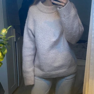 Stickad tröja  - Jättefin och mysig tjockare ljusrosa tröja från HM, i storlek XS men sitter oversized mer som en S/M🥰 säljer då den inte kommer till användning! Nypris runt 500kr 
