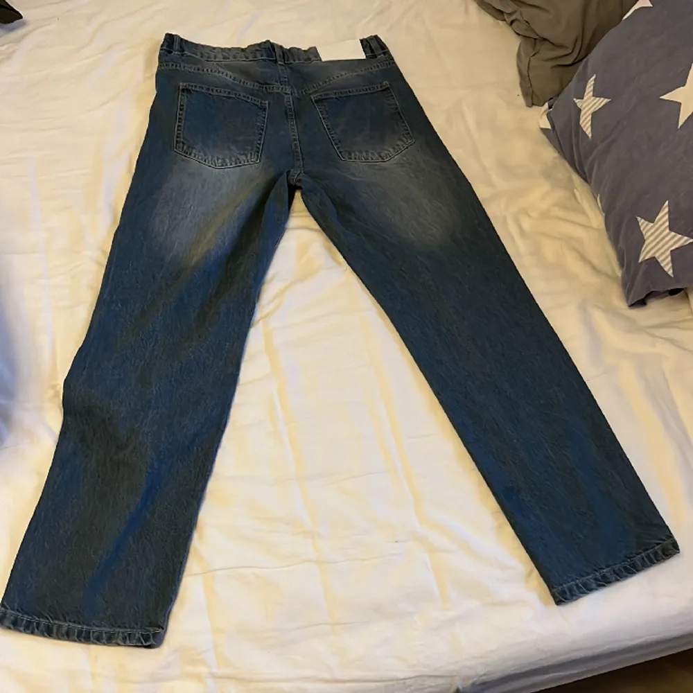 Fin blå färg med snygg tvätt.  Aldrig använda så cond 10/10 Storlek 48 och passar mig som är 182cm lång. Jeans & Byxor.