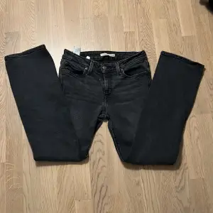 Säljer en här fina svart gråa lågmidjade Bootcut Levi jeans priset bestämmer du. Köpte de för 1099kr knappt använda!💗💗 Storlek på jeansen är 28x32, men är liten i storleken jag har vanligtvis 34/36 i Gina jeans