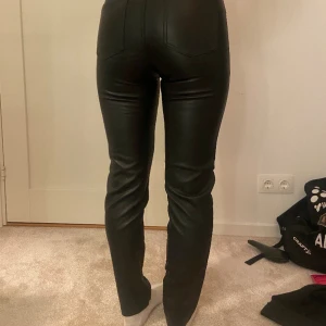 Skinnbyxor  - Säljer mina skinnbyxor för att de inte kommer till användning, nyskick utan märken. Pris kan diskuteras. 