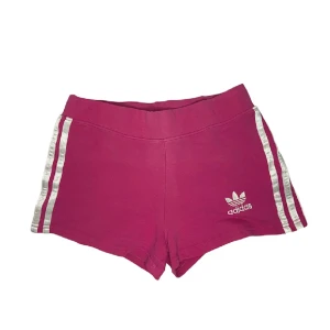 Adidas shorts  - Har sprättats upp lite på baksidan ( syns på bild )