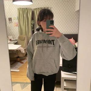 Trasher Hoodie - Grå, äkta Trasher Skate hoodie av högt kvalitet. Originalpris minst 750kr. Knappt använd, därför inga skador. Mjukt material inne i tröjan och tjock och mjukt material utanför. Stor luva! Lite oversized.