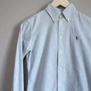 Ralph Lauren skjorta - Ljusblå randig  Köpt i USA för flera år sedan och nu är den för liten tyvärr  Slim fit