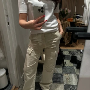 Beige cargobyxor - Snygga cargobyxor från zara! Priset går att diskuteras! 🎀