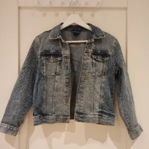 Super söt ljus jeans/denim jacka från H&M i storlek 134/140 (flickor) . Den är perfekt inför våren!🌟  Inga defekter, i väldigt fint skick!  