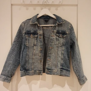 Jeans jacka - Super söt ljus jeans/denim jacka från H&M i storlek 134/140 (flickor) . Den är perfekt inför våren!🌟  Inga defekter, i väldigt fint skick!  
