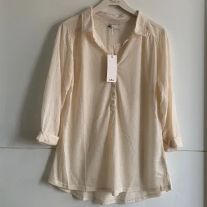 Blus - Superfin blus i skönt material 😍helt ny 