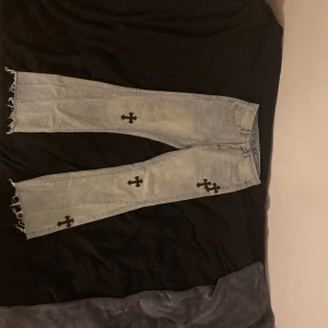 Custom chrome heart jeans - Köpta här på Plick, kommer ej till någon användning längre och fortfarande bra skick. Snygga jeans med coola detaljer 