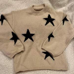 Härlig och generös stickad tröja med stjärnor. 