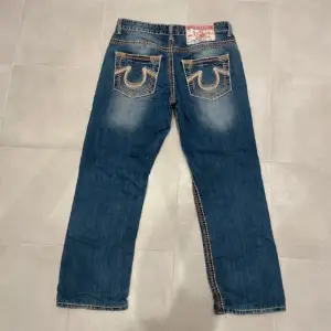 Säljer dessa superfina true religion jeans då de inte kommer till användning! Skriva för fler bilder samt mått💕