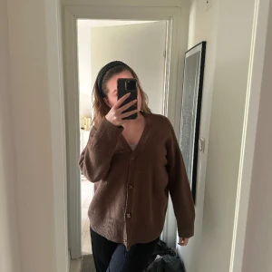 Kofta - Brun kofta ifrån Zara, sparsamt använd