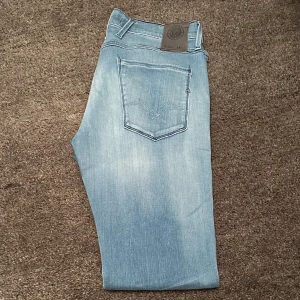 Replay anbass jeans - Riktigt feta replay jeans, knappt använda. Skick 9/10. Nypris cirka 1600kr. Skriv gärna vid frågor!