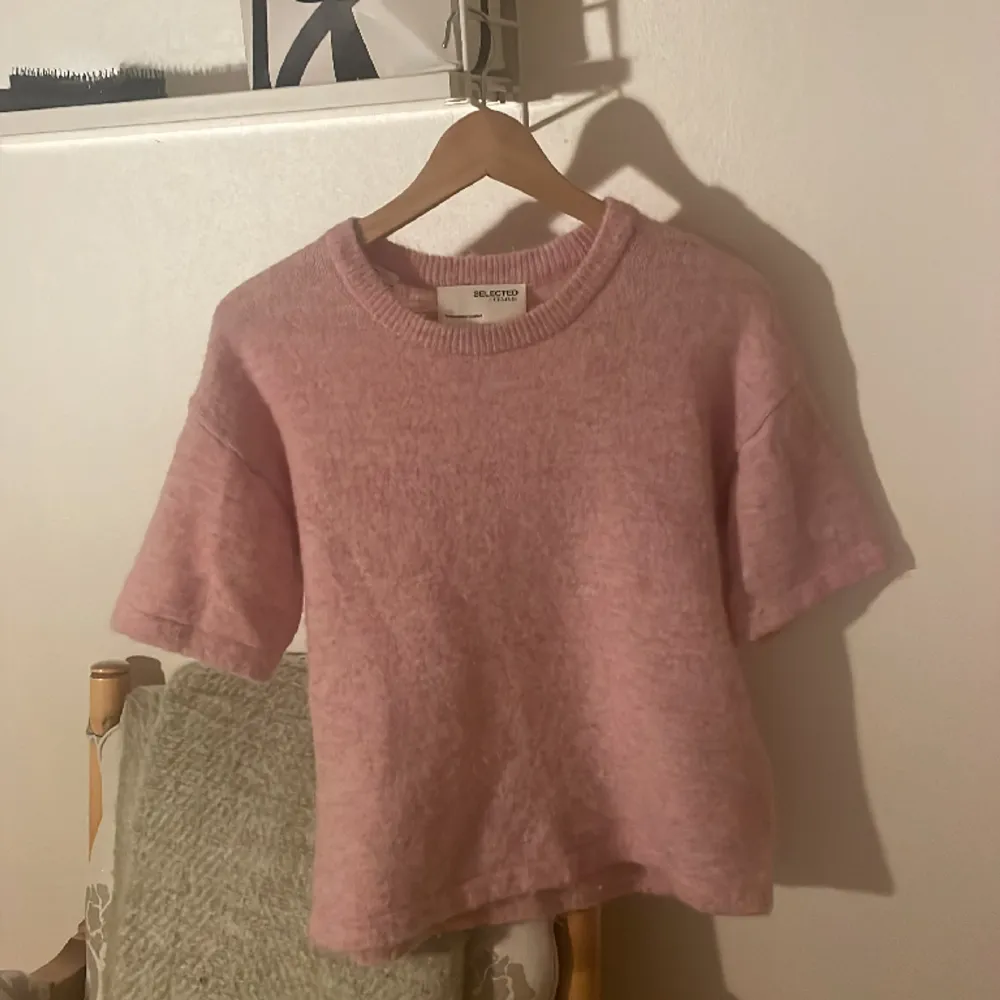 Jättefin tröja från zalando som är i super bra skick 💞. T-shirts.