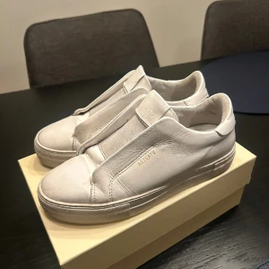 Arigato skor  - Intresse koll på mina arigato skor. Skriv för att få fler bilder. Nypris: 2650kr har endast tvättat dem med vatten så dem går nog att få ännu renare!