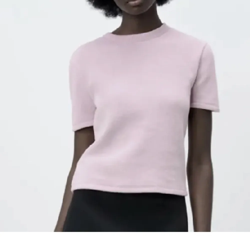 Ljus rosa/lila stickad T-shirt från Zara<3 inga defekter . Stickat.