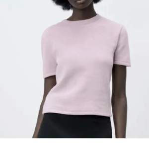 Ljus rosa/lila stickad T-shirt från Zara<3 inga defekter 
