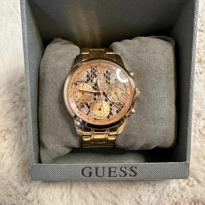 Guess klocka  - Klocka i märket Guess. 