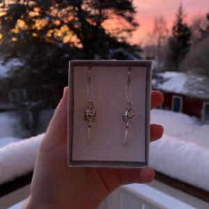 Raven skull  - 35 per par, nickelfria, finns flera i lager! 😊 kolla gärna in min instragram ”ebnorth” där jag främst sköter försäljningen💗 