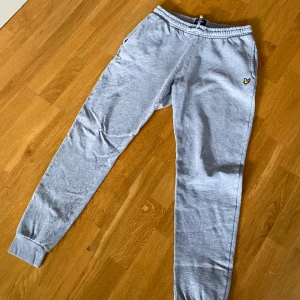 Lyle & Scott - Junior 14/15 år. Använd ett par gånger och fortfarande i bra skick. Vill bli av med den eftersom den inte passar längre. Köpta för 900kr i Kids Brand Store. 