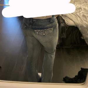 Asss snygga jeans från paisley sky, helt nya aldrig använda ba testat💘 Skriv gärna om du har nån fundering över nått, pris går att diskutera💞