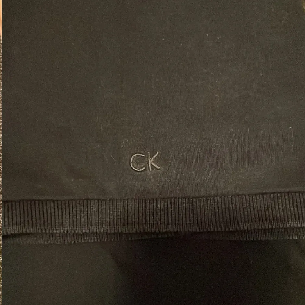 Pikétröja från Calvin Klein i storlek M, Sparsamt använd och galet snygg . T-shirts.