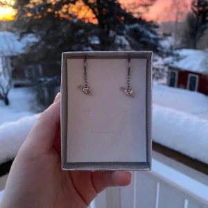 Pierced heart  - 29kr per par, nickelfria, finns flera i lager 😊 kolla gärna in min instragram ”ebnorth” där jag främst sköter försäljningen💗 