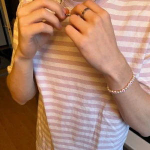 Randig T-shirt  - Säljer en randig T-shirt som är lila/rosa och vit. Den är ifrån HM och är i storlek S. Inga defekter. 