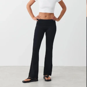 Soft touch folded flare byxor Ginatricot - Säljer ett par oanvända Soft touch folded flare byxor i storlek S för 239kr köpte de för 360kr. De är fortfarande i den beställda påsen och med pris lapp skriv vid intresse. 