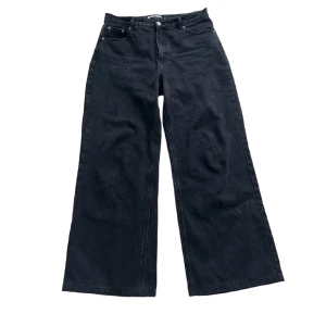 Vida Pull and bear jeans  - Perfekt skick! 10/10 passform!! Storlek 44 se sista bilden för att se hur dom sitter på mig som är 180cm. Nypris 400kr