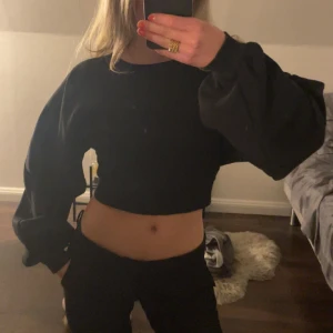 Ballong tröja  - Snygg tröja med en utskurning i ryggen med knytning och rosett, väldigt varm o kan användas till vardags och på fest🪩💘🌟använd 2-3 ggr💋