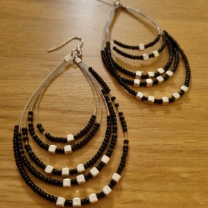 Unika örhängen  - Silvriga, svarta, ej tunga 