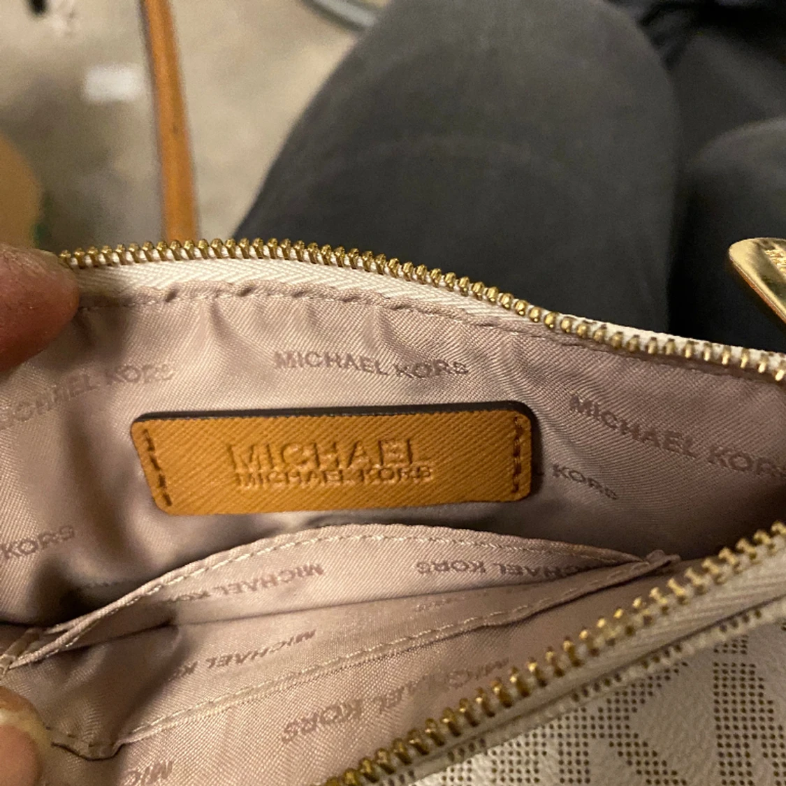 Handväska/kuvertväska av Michel Kors.  - 90