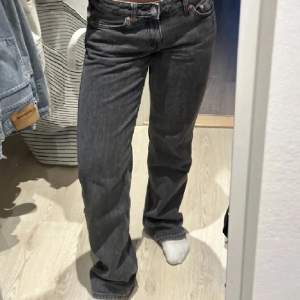 Säljer dessa Weekday Arrow Jeans i storlek 24/32! Inga defekter , bra skick! Skriv för frågor❤️